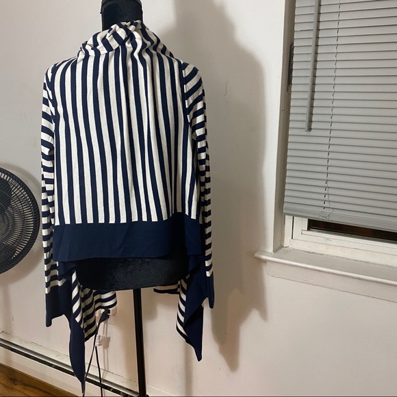 BCBG NAVY AND OFF WHITE CARDIGAN WRAP XS - Picture 4 of 4